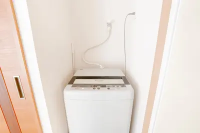a small laundry room with a washer and dryer at \u65b0\u5bbf\u99c5\u30a8\u30ea\u30a2\u5f92\u6b69\u570f \u4ea4\u901a\u81f3\u4fbf \u89b3\u5149 \u30b7\u30e7\u30c3\u30d4\u30f3\u30b0 \u30b0\u30eb\u30e1\u306b\u6700\u9069\u306a\u5317\u65b0\u5bbf\u30b9\u30c6\u30a4 in Tokyo