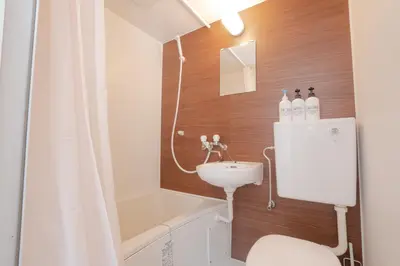 a bathroom with a sink and a toilet and a shower at \u65b0\u5bbf\u99c5\u30a8\u30ea\u30a2\u5f92\u6b69\u570f \u4ea4\u901a\u81f3\u4fbf \u89b3\u5149 \u30b7\u30e7\u30c3\u30d4\u30f3\u30b0 \u30b0\u30eb\u30e1\u306b\u6700\u9069\u306a\u5317\u65b0\u5bbf\u30b9\u30c6\u30a4 in Tokyo