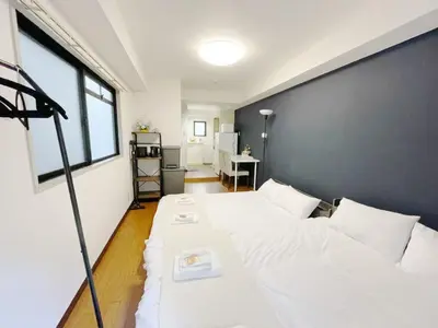 a small room with a bed and a table at \u30b5\u30af\u30e9\u30b7\u30e3\u30c9\u30a6\u767d\u91d1203 in Tokyo