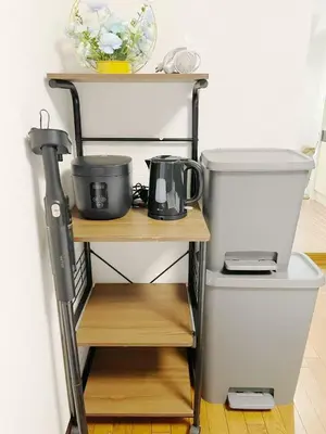 a shelf with pots and pans on it in a kitchen at \u30b5\u30af\u30e9\u30b7\u30e3\u30c9\u30a6\u767d\u91d1203 in Tokyo