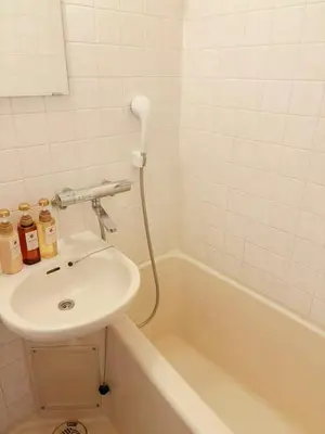 a white bathroom with a sink and a bath tub at \u30b5\u30af\u30e9\u30b7\u30e3\u30c9\u30a6\u767d\u91d1203 in Tokyo