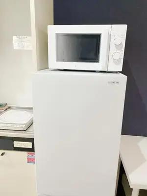 a microwave oven sitting on top of a refrigerator at \u30b5\u30af\u30e9\u30b7\u30e3\u30c9\u30a6\u767d\u91d1203 in Tokyo