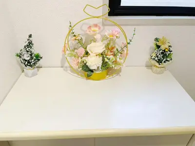 a glass bowl of flowers on a table at \u30b5\u30af\u30e9\u30b7\u30e3\u30c9\u30a6\u767d\u91d1203 in Tokyo