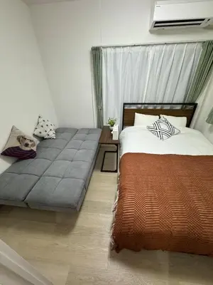 a bedroom with two beds and a window at 5 minutes on foot from Otsuka Station on the Yamanote Line, with excellent access to major areas such as Ikebukuro, Shinjuku, and Ueno! in Tokyo