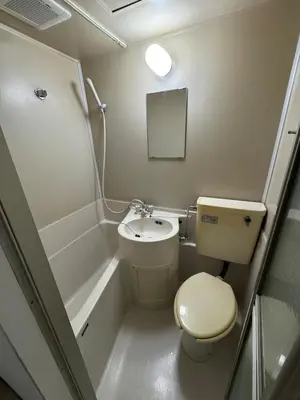 a small bathroom with a toilet and a sink at 5 minutes on foot from Otsuka Station on the Yamanote Line, with excellent access to major areas such as Ikebukuro, Shinjuku, and Ueno! in Tokyo