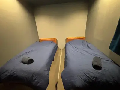 a room with two beds in a room at BEDandBAR MIDUKI \u30db\u30b9\u30c6\u30eb in Tokyo