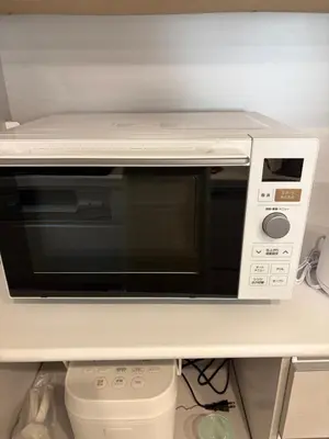 a white microwave oven sitting on top of a counter at Tokyo Koya Station on walk2mins\u65b0\u7bc9\u5225\u8358\u7121\u6599\u99d0\u8eca\u58344LDK-free-wifi in Tokyo