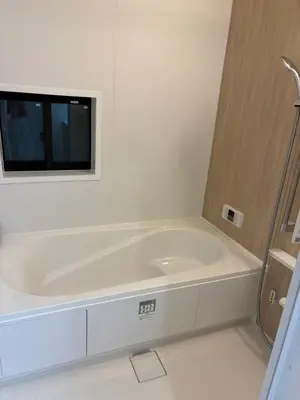 a white bath tub in a bathroom with a window at Tokyo Koya Station on walk2mins\u65b0\u7bc9\u5225\u8358\u7121\u6599\u99d0\u8eca\u58344LDK-free-wifi in Tokyo