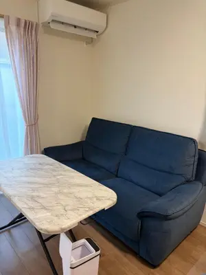 a living room with a blue couch and a table at Tokyo Koya Station on walk2mins\u65b0\u7bc9\u5225\u8358\u7121\u6599\u99d0\u8eca\u58344LDK-free-wifi in Tokyo