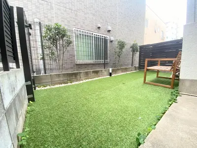 a small backyard with a bench and grass at F-City \u4e2d\u845b\u897f I in Tokyo