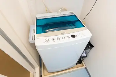 a washing machine on a shelf in a room at \u30a8\u30c9\u30e2\u30c0\u30f3\u30b9\u30c6\u30a4 Edo Modern Stay 02 in Tokyo