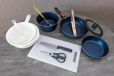 a table with four blue bowls and chopsticks and scissors at \u30a8\u30c9\u30e2\u30c0\u30f3\u30b9\u30c6\u30a4 Edo Modern Stay 02 in Tokyo