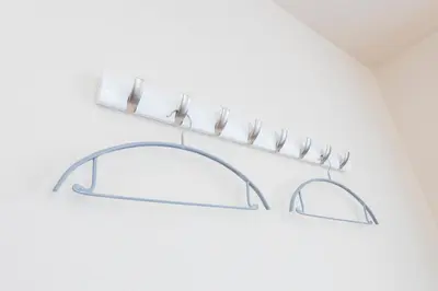 a metal towel rack with four hooks on a wall at \u30d9\u30eb\u30d3\u30fc\u4eac\u5cf6 Belle Vie Kyoujima in Tokyo