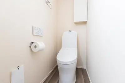 a bathroom with a toilet with a roll of toilet paper at \u30d9\u30eb\u30d3\u30fc\u4eac\u5cf6 Belle Vie Kyoujima in Tokyo