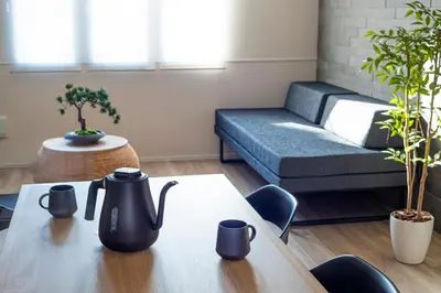 a coffee pot on a table in a living room at \u30d9\u30eb\u30d3\u30fc\u4eac\u5cf6 Belle Vie Kyoujima in Tokyo