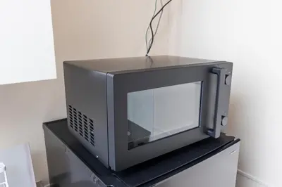 a microwave oven sitting on top of a table at \u30d9\u30eb\u30d3\u30fc\u4eac\u5cf6 Belle Vie Kyoujima in Tokyo