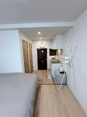 a bedroom with a bed and a kitchen in it at \u5e83\u6587\u6771\u6c60\u888b302 in Tokyo