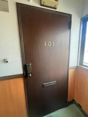 a wooden door with the number on it at \u30d5\u30a1\u30fc\u30b9\u30c8\u30cf\u30a4\u30c4401 in Tokyo