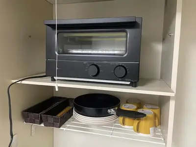 a toaster oven sitting on a shelf in a kitchen at \u30d5\u30a1\u30fc\u30b9\u30c8\u30cf\u30a4\u30c4401 in Tokyo