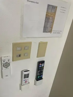a wall with an array of electronic devices on it at \u30d5\u30a1\u30fc\u30b9\u30c8\u30cf\u30a4\u30c4401 in Tokyo
