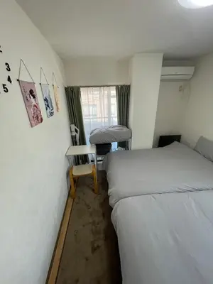 a small room with two beds and a desk at \u30d5\u30a1\u30fc\u30b9\u30c8\u30cf\u30a4\u30c4401 in Tokyo