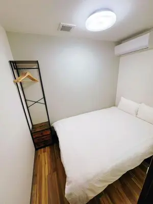 a small bedroom with a bed and a mirror at NYCottageAnnex2\u5ba41\u30ea\u30d3\u30f3\u30b01\u30b7\u30e3\u30ef\u30fc1\u30c8\u30a4\u30ec in Tokyo