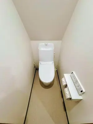 a bathroom with a toilet in a small room at NYCottageAnnex2\u5ba41\u30ea\u30d3\u30f3\u30b01\u30b7\u30e3\u30ef\u30fc1\u30c8\u30a4\u30ec in Tokyo