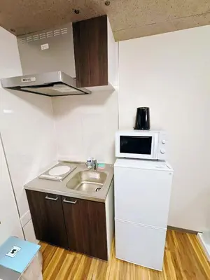 a small kitchen with a sink and a microwave at NYCottageAnnex2\u5ba41\u30ea\u30d3\u30f3\u30b01\u30b7\u30e3\u30ef\u30fc1\u30c8\u30a4\u30ec in Tokyo