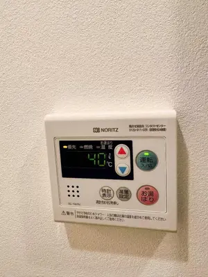 a thermostat on the wall of a room at NYCottageAnnex2\u5ba41\u30ea\u30d3\u30f3\u30b01\u30b7\u30e3\u30ef\u30fc1\u30c8\u30a4\u30ec in Tokyo