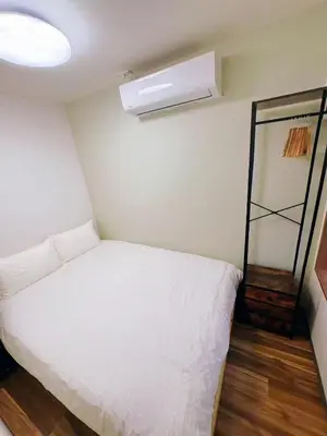 a small bedroom with a white bed and a shelf at NYCottageAnnex2\u5ba41\u30ea\u30d3\u30f3\u30b01\u30b7\u30e3\u30ef\u30fc1\u30c8\u30a4\u30ec in Tokyo