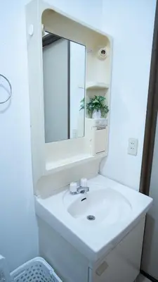 a bathroom with a white sink and a mirror at \u30a8\u30de\u30fc\u30ec in Tokyo