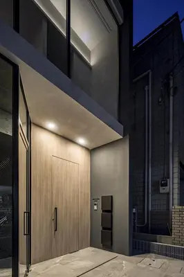 a hallway with a wooden door in a building at 201 Maison de Bohème Ryogoku in Tokyo