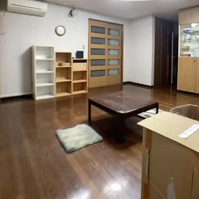 a room with a wooden floor and a table in it at Nekoones Shinkoiwa 2F Guest House-\u30cd\u30b3\u30ef\u30f3\u30ba\u65b0\u5c0f\u5ca92F \u30b2\u30b9\u30c8\u30cf\u30a6\u30b9 in Tokyo