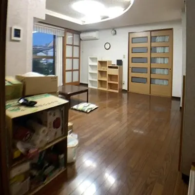 a living room with a wooden floor and a door at Nekoones Shinkoiwa 2F Guest House-\u30cd\u30b3\u30ef\u30f3\u30ba\u65b0\u5c0f\u5ca92F \u30b2\u30b9\u30c8\u30cf\u30a6\u30b9 in Tokyo