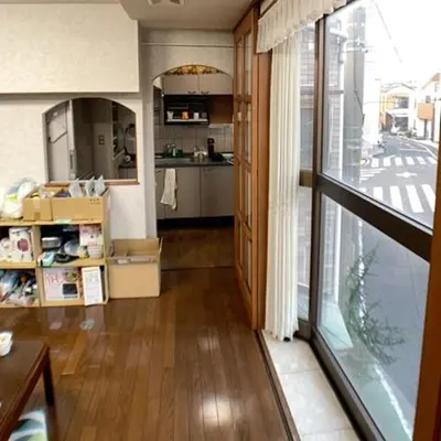 a living room with a kitchen and a large window at Nekoones Shinkoiwa 2F Guest House-\u30cd\u30b3\u30ef\u30f3\u30ba\u65b0\u5c0f\u5ca92F \u30b2\u30b9\u30c8\u30cf\u30a6\u30b9 in Tokyo