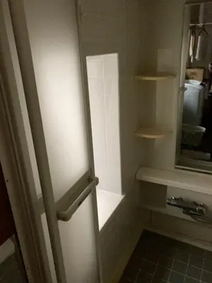 a bathroom with a door with a mirror and a sink at Nekoones Shinkoiwa 2F Guest House-\u30cd\u30b3\u30ef\u30f3\u30ba\u65b0\u5c0f\u5ca92F \u30b2\u30b9\u30c8\u30cf\u30a6\u30b9 in Tokyo