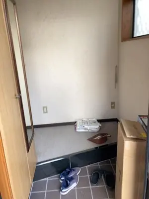 a room with a counter with shoes on the floor at Nekoones Shinkoiwa 2F Guest House-\u30cd\u30b3\u30ef\u30f3\u30ba\u65b0\u5c0f\u5ca92F \u30b2\u30b9\u30c8\u30cf\u30a6\u30b9 in Tokyo