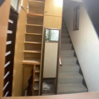 a staircase leading up to a room with a door at Nekoones Shinkoiwa 2F Guest House-\u30cd\u30b3\u30ef\u30f3\u30ba\u65b0\u5c0f\u5ca92F \u30b2\u30b9\u30c8\u30cf\u30a6\u30b9 in Tokyo