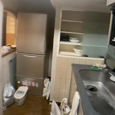 a small kitchen with a sink and a refrigerator at Nekoones Shinkoiwa 2F Guest House-\u30cd\u30b3\u30ef\u30f3\u30ba\u65b0\u5c0f\u5ca92F \u30b2\u30b9\u30c8\u30cf\u30a6\u30b9 in Tokyo