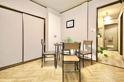 a dining room with a table and chairs at \u30a8\u30de\u30fc\u30ec\u6771\u5c0f\u5ca9205 \u5c0f\u5ca9\u99c5\u5f92\u6b695\u5206 \u6700\u59275\u540d \u548c\u5ba4\u7573 in Tokyo