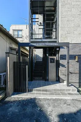 an entrance to a building with a gate and stairs at \u30a2\u30fc\u30d9\u30a4\u30f3\u65b0\u5bbf\u795e\u697d\u5742 in Tokyo