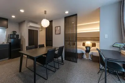 a room with a table and chairs and a bedroom at \u30a2\u30fc\u30d9\u30a4\u30f3\u65b0\u5bbf\u795e\u697d\u5742 in Tokyo