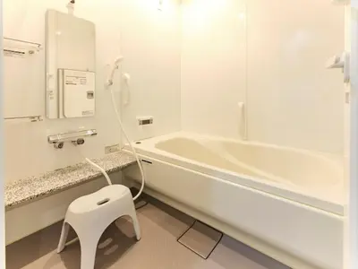 a bathroom with a white tub and a toilet and a sink at \u30a2\u30f3\u30c9\u30b9\u30c6\u30a4\u5927\u5cf67\u4e01\u76ee in Tokyo