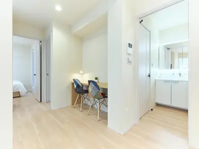 a living room with a table and chairs in a room at \u30a2\u30f3\u30c9\u30b9\u30c6\u30a4\u5927\u5cf67\u4e01\u76ee in Tokyo