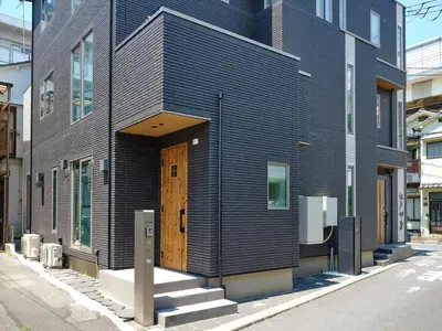 a building with a wooden door on the side of it at \u30a2\u30f3\u30c9\u30b9\u30c6\u30a4\u5927\u5cf67\u4e01\u76ee in Tokyo