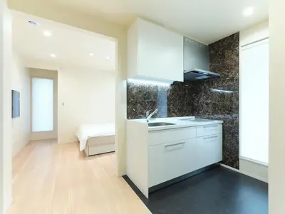a kitchen with white cabinets and a sink at \u30a2\u30f3\u30c9\u30b9\u30c6\u30a4\u5927\u5cf67\u4e01\u76ee in Tokyo