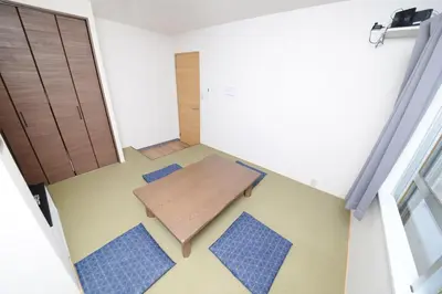 an overhead view of a room with a table and blue mats at ACT Residence 101 2\u5ba41\u30b7\u30e3\u30ef1\u30c8\u30a4\u30ec\u65b0\u5bbf\u6587\u5316\u30bb\u30f3\u30bf\u30fc\u8fd1\u96a3 in Tokyo