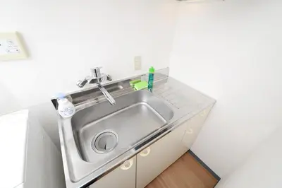a silver sink in a small kitchen at ACT Residence 101 2\u5ba41\u30b7\u30e3\u30ef1\u30c8\u30a4\u30ec\u65b0\u5bbf\u6587\u5316\u30bb\u30f3\u30bf\u30fc\u8fd1\u96a3 in Tokyo