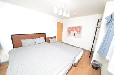 a bedroom with a large white bed in a room at ACT Residence 101 2\u5ba41\u30b7\u30e3\u30ef1\u30c8\u30a4\u30ec\u65b0\u5bbf\u6587\u5316\u30bb\u30f3\u30bf\u30fc\u8fd1\u96a3 in Tokyo