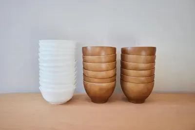 a couple of vases sitting on top of a table at 1Jp \u90fd\u5fc3\u30a2\u30af\u30bb\u30b9\u629c\u7fa4 \u6700\u592712\u540dOK \u4e09\u8ed2\u8336\u5c4b\u3059\u3050\u306e\u5e83\u3005\u4e00\u8ed2\u5bb6\u30b9\u30c6\u30a4 Wi-Fi \u99d0\u8eca\u5834\u4ed8\u304d\u5feb\u9069\u30cf\u30a6\u30b9 in Tokyo